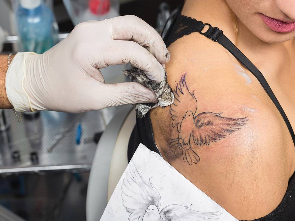 Tattoo Pflegen Nachsorge Und Dauerhafte Farbfrische Wunderweib