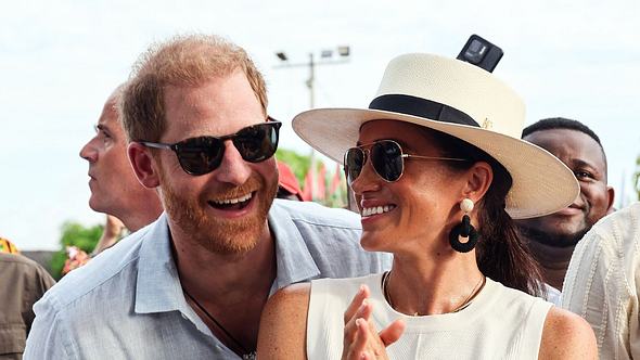 Harry und Megan lachend - Foto: Getty Images / Eric Charbonneau