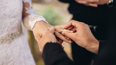 10 Anzeichen dafür, dass er dich heiraten will - Foto: jacoblund/iStock