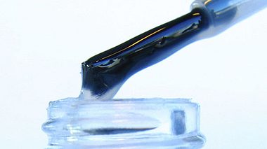 10 dinge fuer die man klaren nagellack noch verwenden kann - Foto: iStockphoto.com