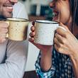 Nahaufnahme von einem lachenden Paar beim Kaffeetrinken - Foto: VioletaStoimenova/iStock