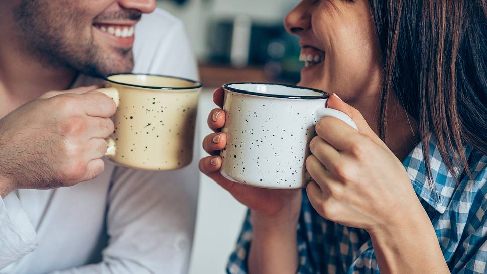 Nahaufnahme von einem lachenden Paar beim Kaffeetrinken - Foto: VioletaStoimenova/iStock