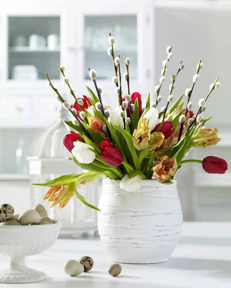 Tulpen in Weiß und Rot lassen sich mit Papageitulpen aufrüschen - dazu gibts ein Bund Weidenkätzchen . Das brauchen Sie: - Tulpen (rot, weiß, Papagei)- Weidenkätzchen- Vase- Messer Und so gehts: - 1. Stiele der Blumen von überschüssigem Grün be 10 weidenkaetzchen