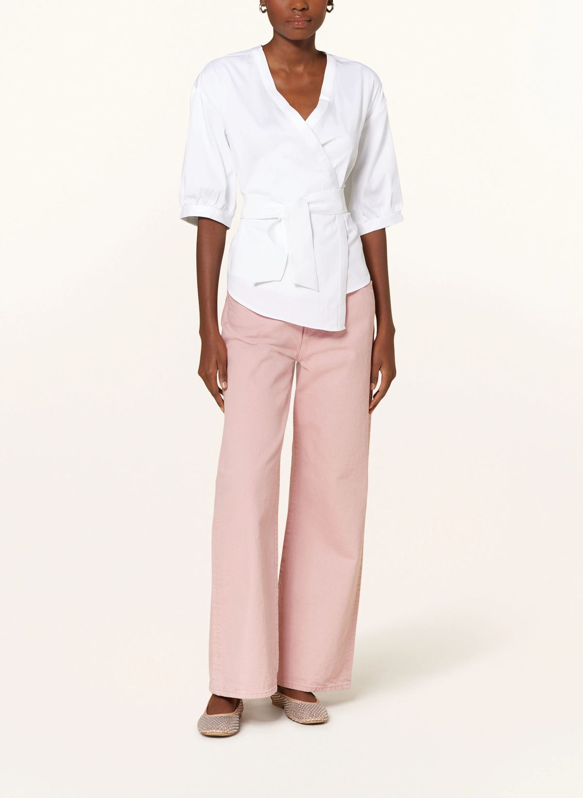 Model mit der Wickelbluse und rosa Hose Model mit der Wickelbluse und rosa Hose