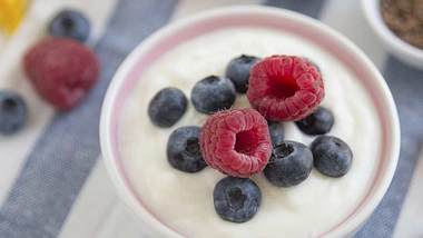 11 snacks unter kalorien joghurt mit beeren - Foto: iStock