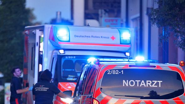 Ein Krankenwagen und Notarzt mit Blaulicht am Einsatzort auf der Hauptstraße. - Foto: IMAGO / Maximilian Koch
