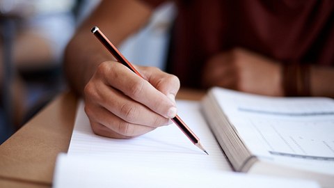 13-Jährige bekommt ein Baby - während eines Mathetests - Foto: iStock/PeopleImages