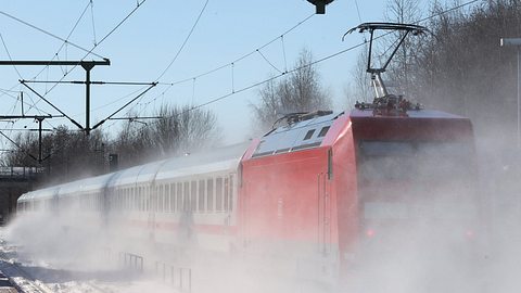 Der Zug fing Feuer, nachdem die Kinder die Frontscheibe getroffen hatten. - Foto: IMAGO / Rüdiger Wölk