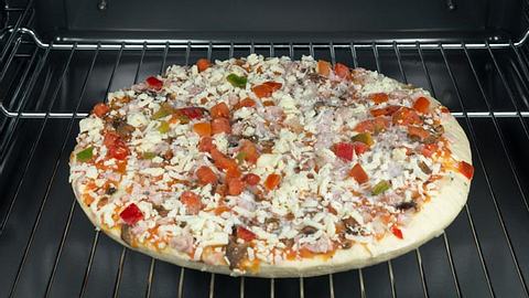 2 Pizzen auf 1 Backblech bekommen - Foto: iStock