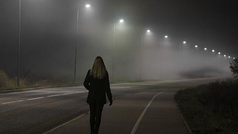 Nachts alleine spazieren gehen - für viele Frauen unvorstellbar. - Foto: FotoDuets/istock