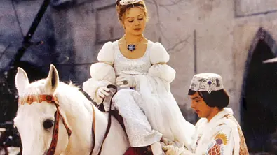 Aschenbrödel auf ihrem Pferd. Der Prinz steht neben ihr - Foto: DEFA-Stiftung