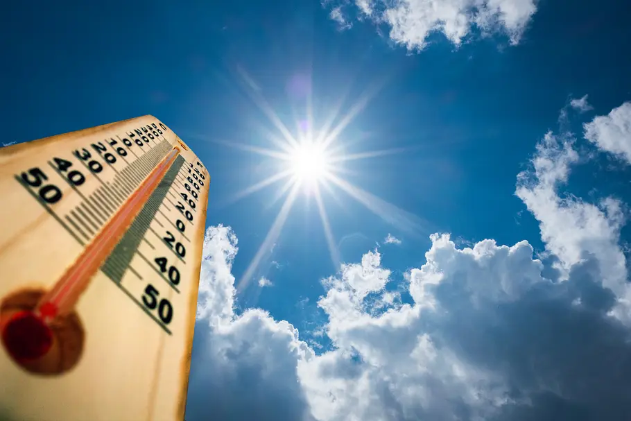 25 Grad in Deutschland! Hitze-Hammer im März Thermometer an einem heißen Sommertag von links unten fotografiert. Oben die knallige Mittagssonne, die am fast wolkenlosen Himmel steht.