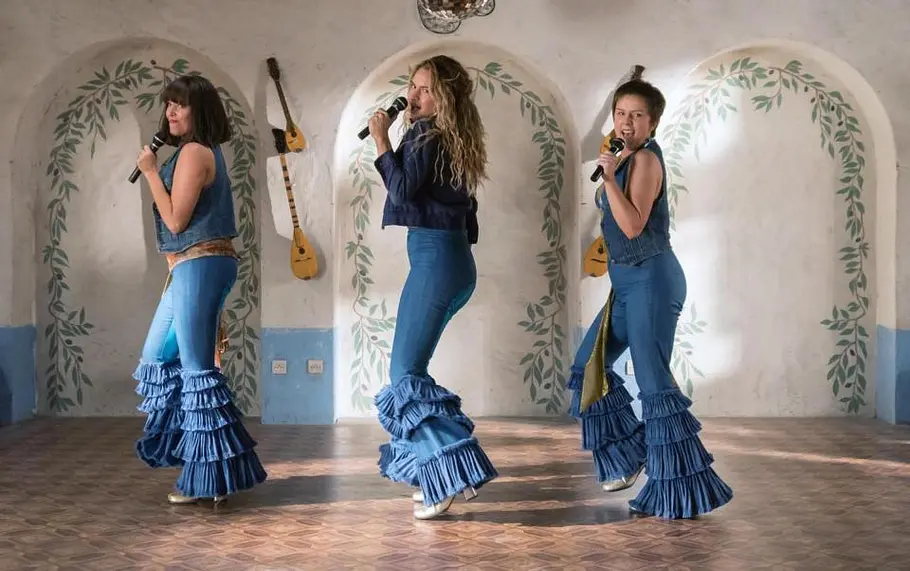 Gewagtes Bühnenoutfit: Der Denim Komplett-Look Gewagtes Bühnenoutfit: Der Denim Komplett-Look