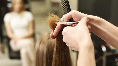 3-besten-volumen-frisuren-für-dünnes-haar - Foto: istock/Prostock-Studio