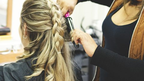 3 schöne Zopffrisuren die einfach zu machen sind - Foto: Istock/Giselleflissak