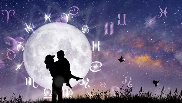 Zodiac Rad mit Paar. Astrologie-Konzept. - Foto: Peach_iStock/iStock