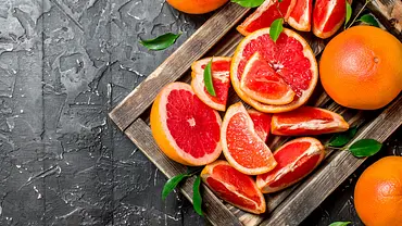 Grapefruit ist Fettkiller Nummer 20 auf unserer Liste. - Foto: iStock/Olesia Shadrina Grapefruit ist Fettkiller Nummer 20 auf unserer Liste. - Foto: iStock/Olesia Shadrina
