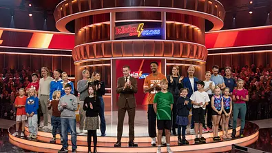 Moderator Kai Pflaume mit prominenten Gästen bei „Klein gegen Groß“ im Ersten - Foto: NDR/Thorsten Jander