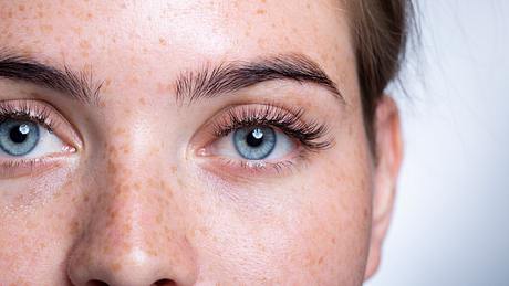 Wimpernserum-Bestseller von Amazon: Über 4.000-mal verkauft - Foto: iStock/ Riakhin Anton 