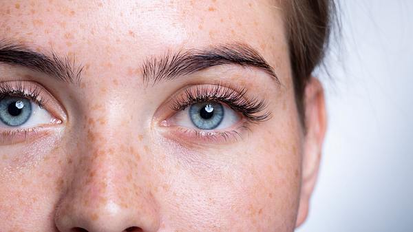 Wimpernserum-Bestseller von Amazon: Über 4.000-mal verkauft - Foto: iStock/ Riakhin Anton 