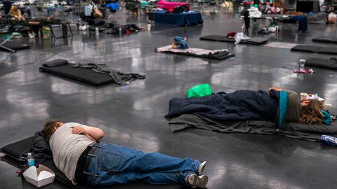 Die Menschen in den USA flüchten in Kühlhallen. - Foto: Getty Images/ Nathan Howard