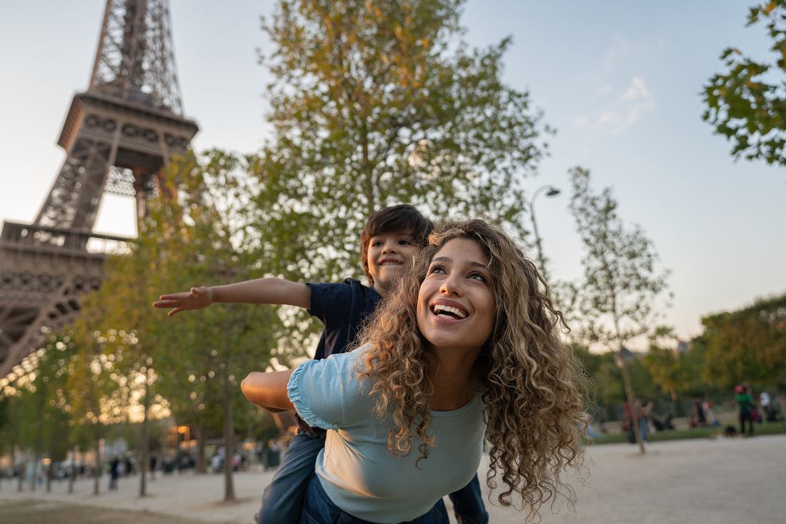 Mutter und Kind vor dem Eiffelturm - was wir von französischen Eltern lernen können. (Themenbild)