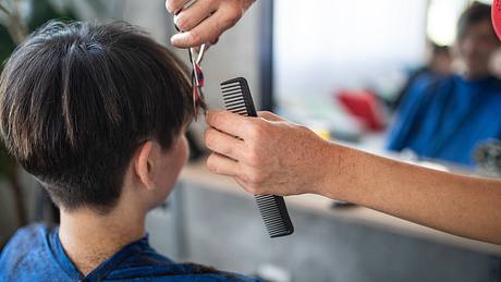 Mit diesen Kurzhaarfrisuren wird es ganz sicher nicht langweilig. - Foto: miodrag ignjatovic/istock