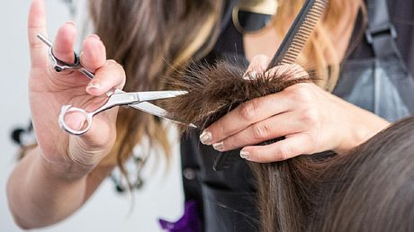 Diese 5 Frisuren sind 2022 im Trend. - Foto: Istock/BenAkiba