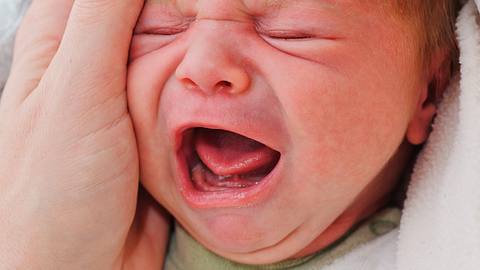 Baby schreit? 5 Schreiarten und was sie bedeuten - Foto: iStock