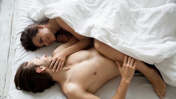 5 Gründe, warum glückliche Paare nackt kuscheln - Foto: fizkes/iStock