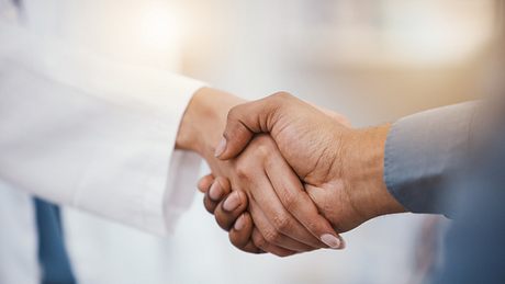 Zwei Menschen geben sich die Hand - Foto: iStock / Jacob Wackerhausen