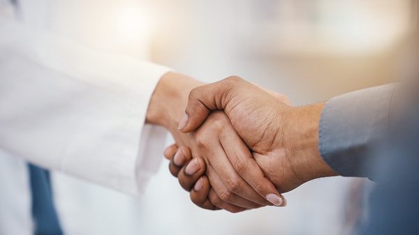 Zwei Menschen geben sich die Hand - Foto: iStock / Jacob Wackerhausen