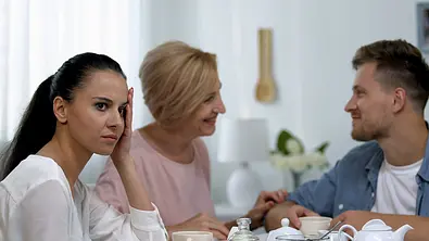 Einige Sätze solltest du dir von deiner Schwiegermutter nicht mehr anhören müssen. - Foto: Motortion/istock
