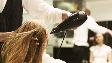 Diese 5 Frisuren sollten Frauen mit langen Haaren unbedingt ausprobieren. - Foto: Prostock-Studio/istock