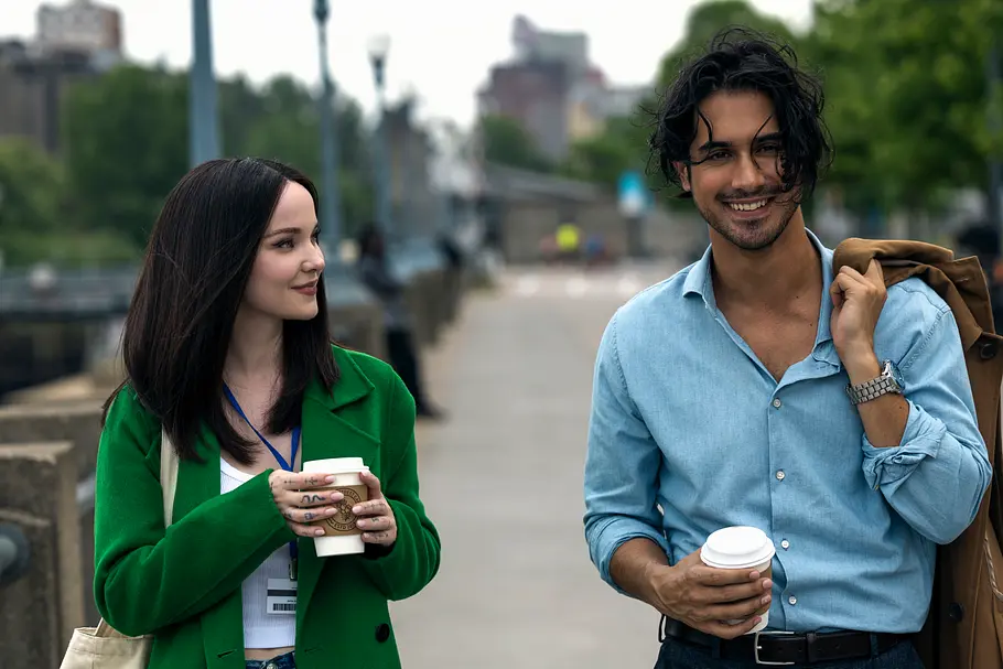 Ciara Wyse (Dove Cameron) und Oliver Kennedy (Avan Jogia) in „56 Days“ trinken Kaffee und laufen spazieren.