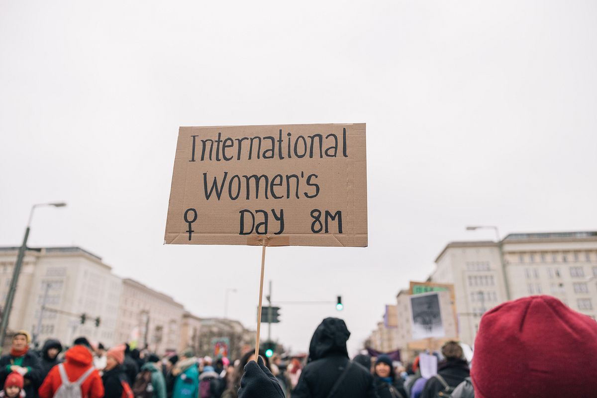 Ein Demonstrationsschild zum Weltfrauentag