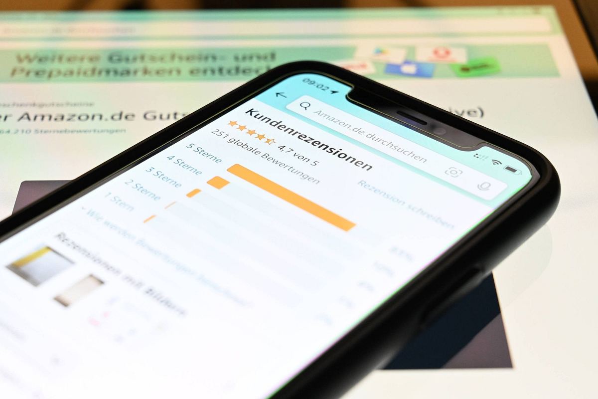 Themenbild Fake Bewertungen. Smartphone.