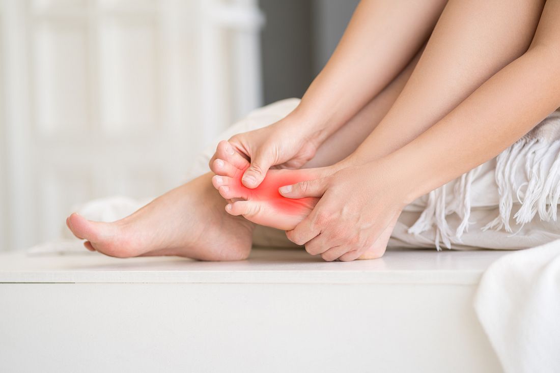 Schmerzen im Fuß, Massage der weiblichen Füße zu Haus