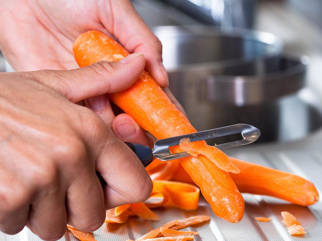 Karotten in der Küche schälen