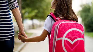 Eltern haben bei der Erziehung ihrer Kinder einiges zu beachten. - Foto: damircudic/istock