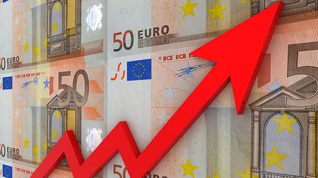 Grafik: 50 Euro Scheine, roter Pfeil, der nach oben zeigt. - Foto: alexsl / iStock
