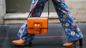 70er-Jahre-Mode: 5 Retro-Trendteile, die nicht in deinem Kleiderschrank fehlen dürfen - Foto: Edward Berthelot/Getty Images 70er-Jahre-Mode: 5 Retro-Trendteile, die nicht in deinem Kleiderschrank fehlen dürfen - Foto: Edward Berthelot/Getty Images