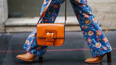 70er-Jahre-Mode: 5 Retro-Trendteile, die nicht in deinem Kleiderschrank fehlen dürfen - Foto: Edward Berthelot/Getty Images