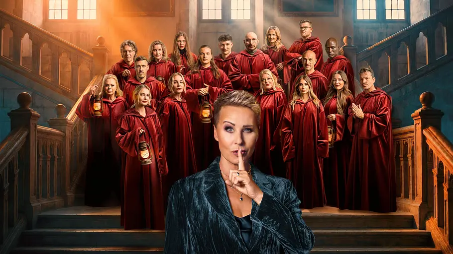 Sonja Zietlow und die Teilnehmer der neuen Staffel Die Verräter Sonja Zietlow und die Teilnehmer der neuen Staffel Die Verräter