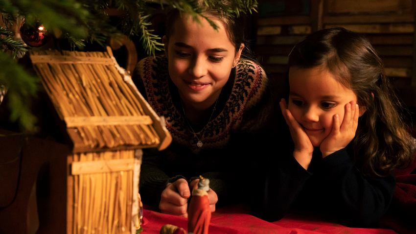 Kinder schauen Weihnachtsdeko an - Foto: SOS-Kinderdorf e.V. / Maximilian Geuter