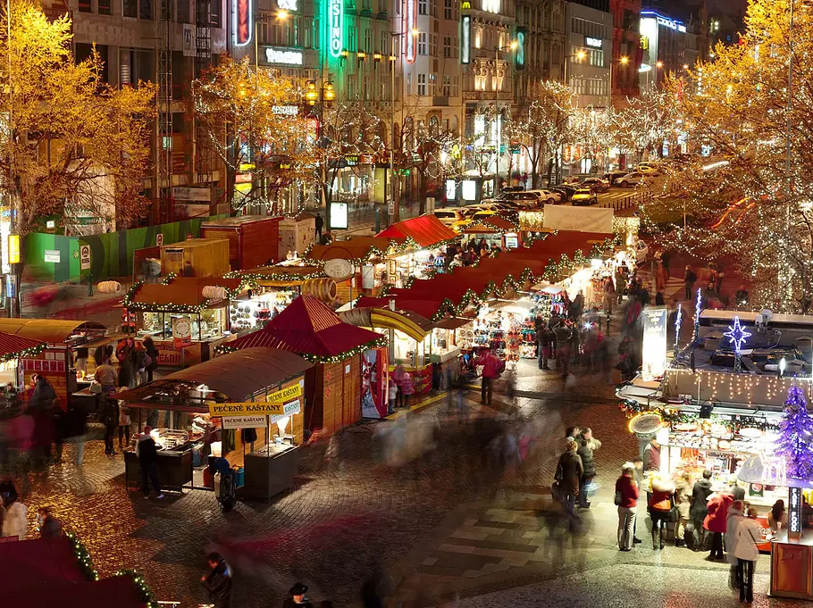 Prag, Tschechische Republik: Weihnachtsmarkt am Wenzelsplatz Prag Weihnachtsmarkt