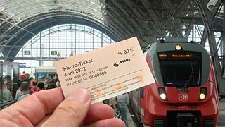 Hartz IV-Schock wegen 9-Euro-Ticket - muss jetzt Geld zurückgezahlt werden? - Foto: IMAGO/foto-leipzig.de/Sven Simon