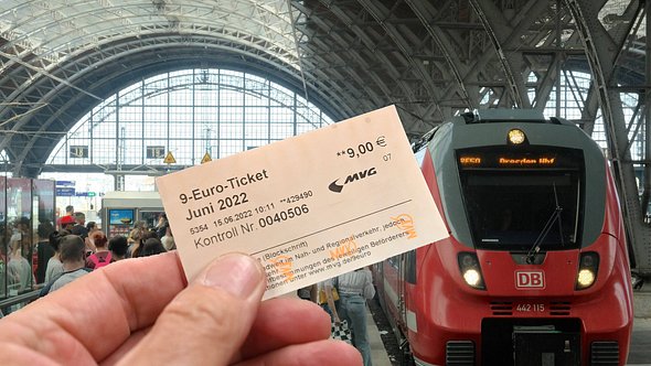 Hartz IV-Schock wegen 9-Euro-Ticket - muss jetzt Geld zurückgezahlt werden? - Foto: IMAGO/foto-leipzig.de/Sven Simon