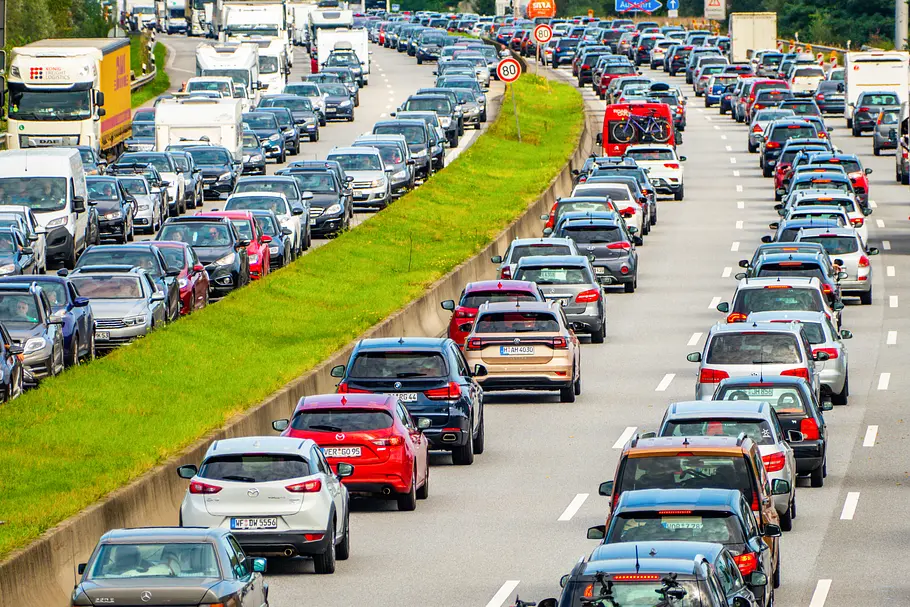 Vollsperrung Autobahn: Langer Stau in beiden Richtungen Vollsperrung Autobahn: Langer Stau in beiden Richtungen