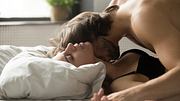 Schmerzen beim Sex wegen trockener Scheide? Stimuliere deinen A-Punkt - für mehr Feuchtigkeit, einen besseren Orgasmus und mehr Spaß beim Sex! - Foto: fizkes/iStock